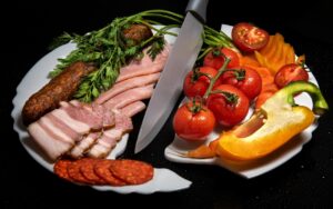 Read more about the article Jak wybrać dostawcę mięsa do restauracji? Kompleksowy poradnik dla gastronomii